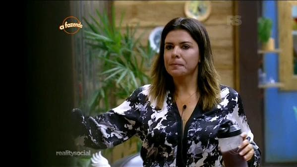 "A Fazenda 8": Mara surta, revolta peões e troca ofensas com Rebeca; assista