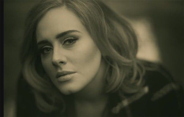 Adele usa foto da infância como capa de novo single; confira