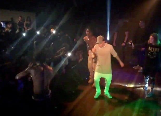 Justin Bieber bebe conhaque em show e causa nova polêmica