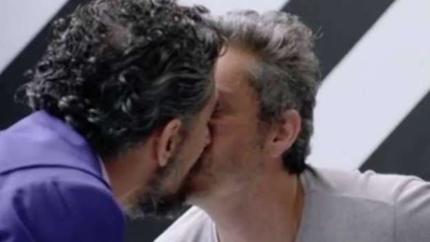 Ex-namorado de Bruna Linzmeyer beija Alexandre Nero; saiba mais