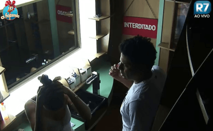 "A Fazenda": Rayanne faz xixi no banheiro e causa punição