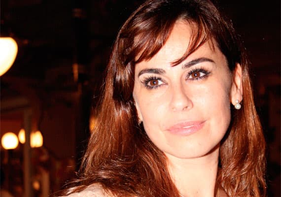 Daniela Escobar é levada à força para hospital após ser brutalmente atacada e quase ter a mão amputada