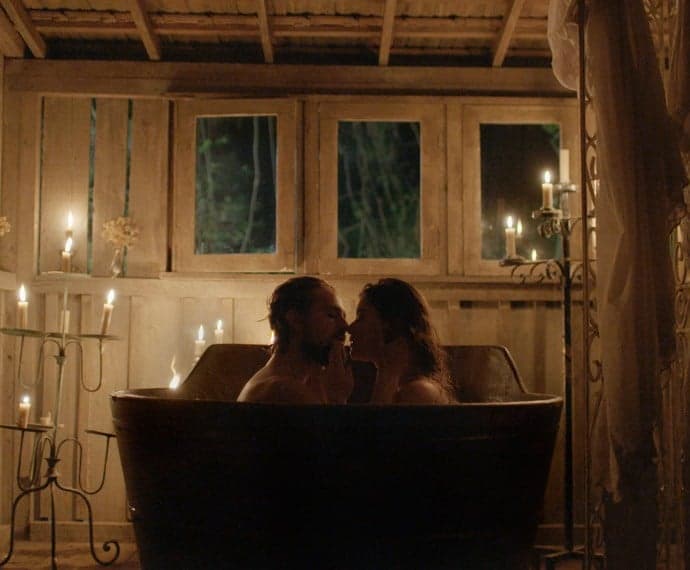 "Além do Tempo": Lívia e Felipe têm primeira noite de amor; confira o resumo do capítulo desta segunda-feira (19)