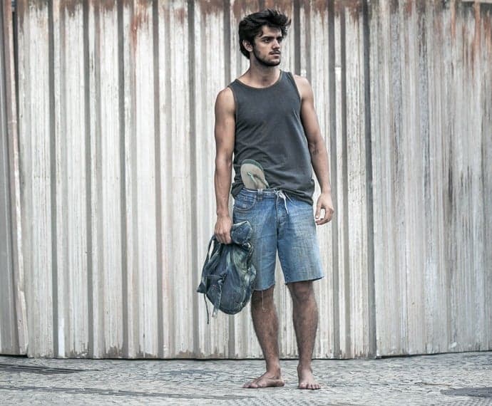 Felipe Simas cria hábitos de mendigo para novela "Totalmente Demais"