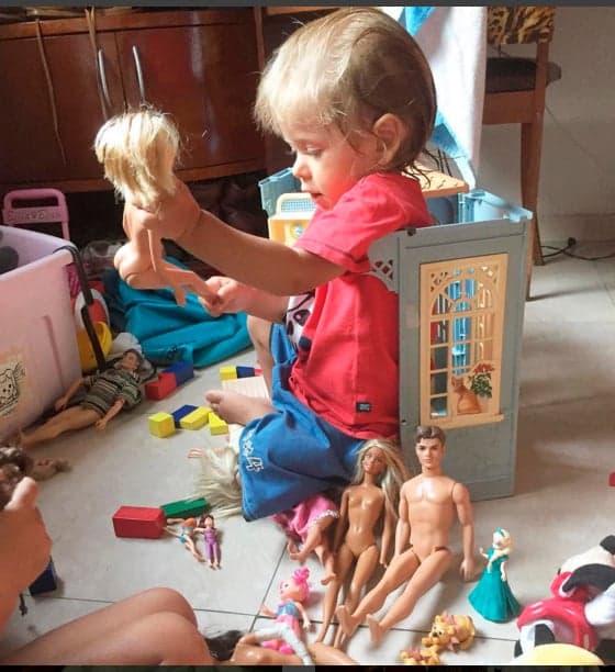 Filho de atriz brinca com bonecas e seguidores criticam; confira
