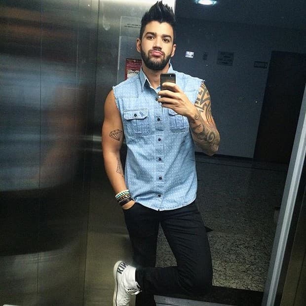 Gusttavo Lima conta drama de infância e explica ausência de foto de criança