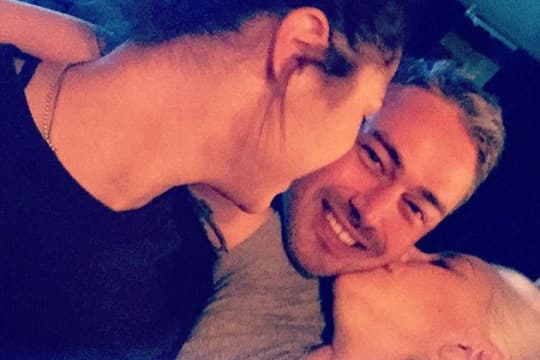 Lady Gaga teria feito ménage a trois com seu noivo, segundo site