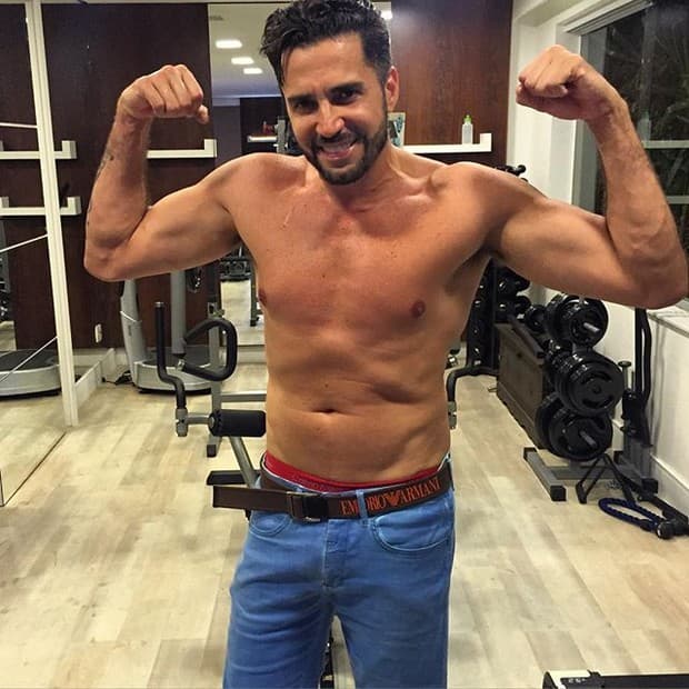 Latino posa sem camisa em academia e recebe elogios: "Gostoso"