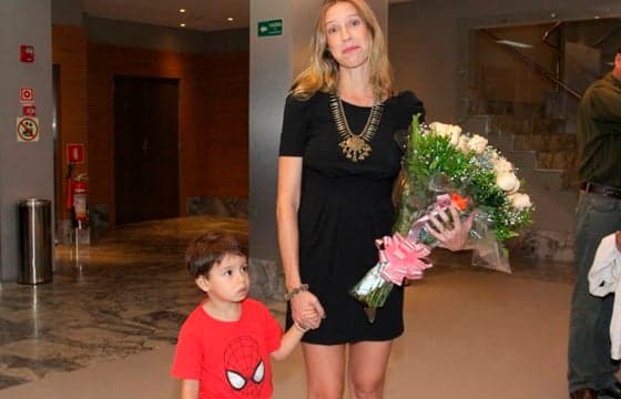 Luana Piovani fura fila cheia de famosos em lançamento de livro