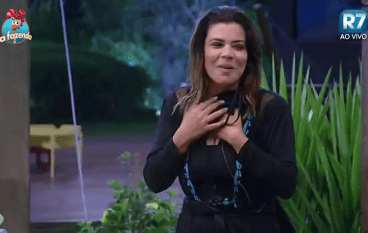 Mara Maravilha endoida de novo, faz xixi na grama na frente de todos e grupo leva nova punição