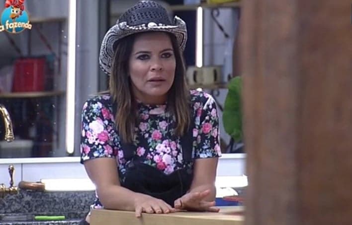"A Fazenda 8": Advogado de Mara Maravilha aciona justiça após Rebeca Gusmão quebrar a cama da cantora