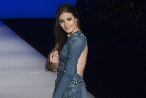 Após "Verdades Secretas", Camila Queiroz retorna às passarelas