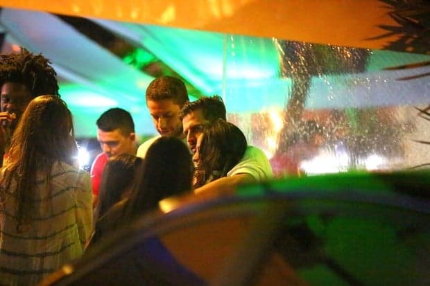 Henri Castelli é flagrado em clima de romance com morena