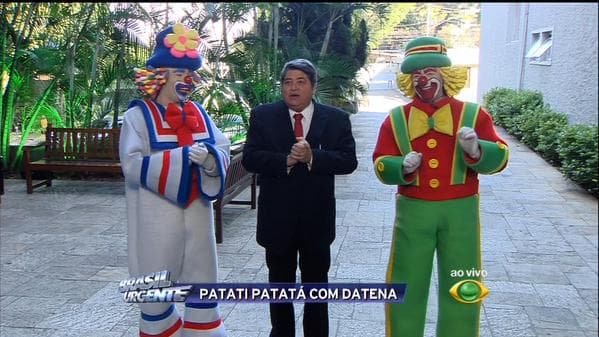 Datena dança com dupla de palhaços durante o "Brasil Urgente"