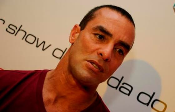 Recém-separado, Paulo Zulu é flagrado de mãos dadas com morena