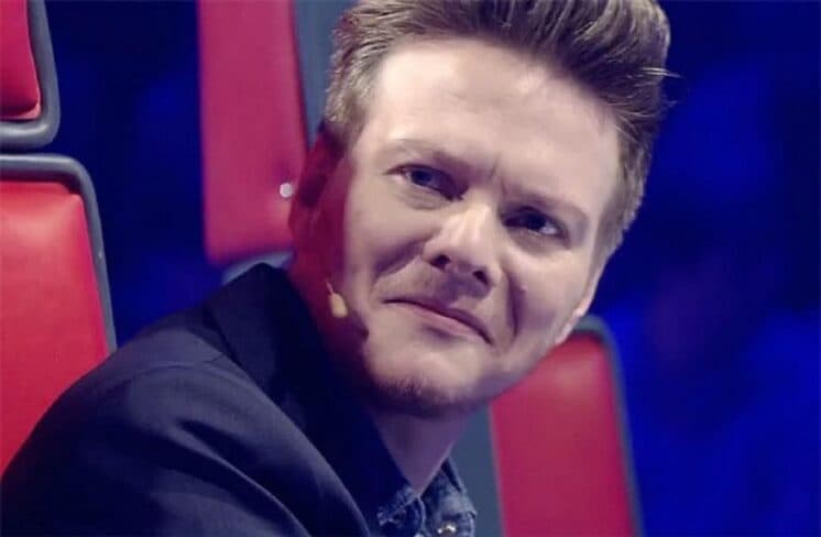 Michel Teló se irrita com Carlinhos Brown no "The Voice"
