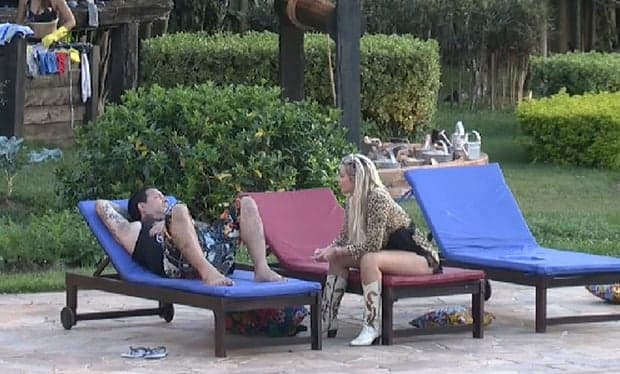 "A Fazenda 8": Veridiana demonstra interesse por Marcelo