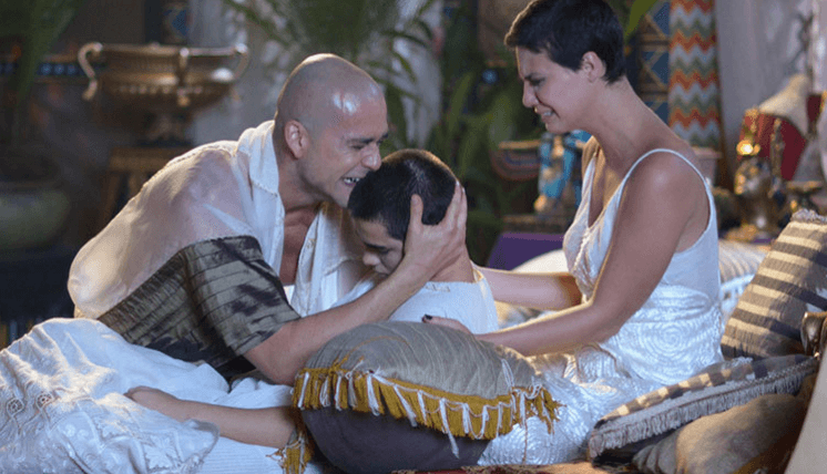 "Os Dez Mandamentos": Nefertari segura Amenhotep em seus braços e chora a dor da perda; confira o resumo do capítulo desta segunda-feira (1)