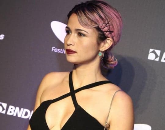 Nanda Costa aposta na carreira de cantora e radicaliza no visual