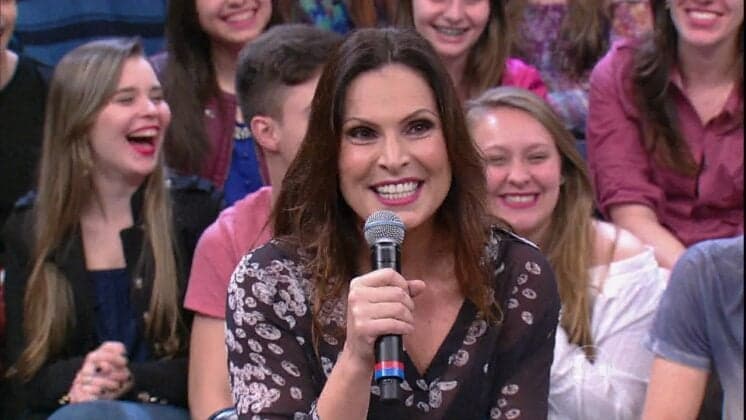 Laura Müller, sexóloga do Altas Horas, surge com novo namorado e dispara: "In love total"