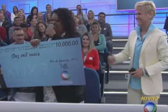 Pessoas que ganharam dinheiro no programa de Xuxa reclamam da falta de pagamento