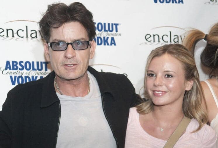Ex de Charlie Sheen diz que não sabia que ele é HIV positivo