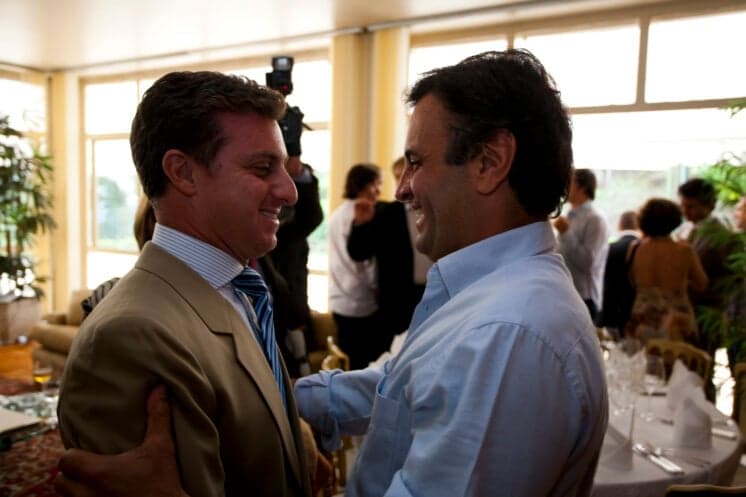 Aécio Neves emprestou avião de Minas para artistas; entre eles, Luciano Huck