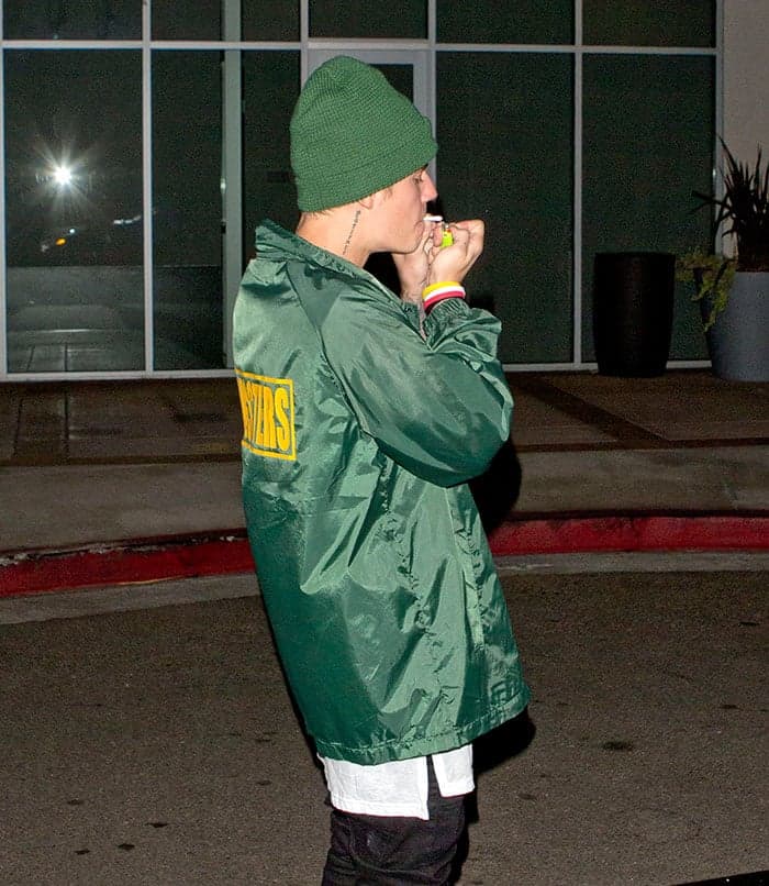 Justin Bieber fuma suposto cigarro de maconha antes de festa