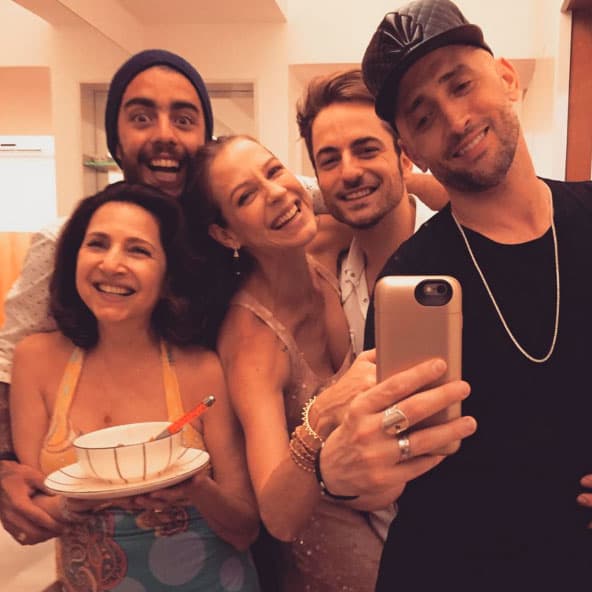 Paulo Gustavo aproveita festa com o namorado e amigos