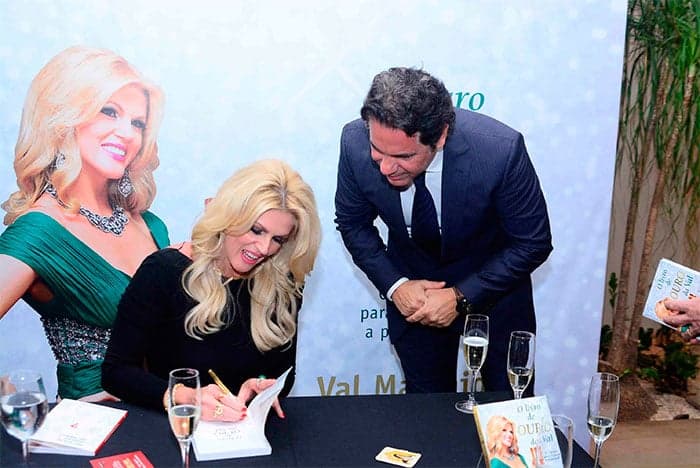 Val Marchiori lança livro e posa pela primeira vez com o novo namorado