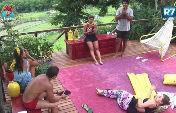 "A Fazenda": "Pessoal estoura por qualquer coisa aqui", afirma Rayanne