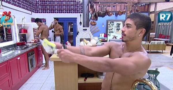 "A Fazenda": Douglas aponta faca para Ana Paula Minerato