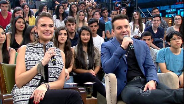 Thaís Pacholek anuncia gravidez de filho do cantor Belutti