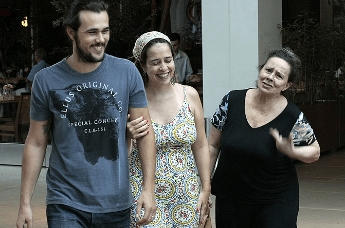 Ao ser flagrada com a filha Paloma Duarte, Débora Duarte brinca e faz gesto para paparazzi