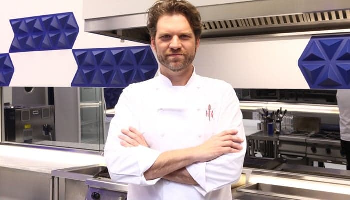 Carlos Bertolazzi comanda o "Hell's Kitchen" (Foto: Leonardo Nones/SBT)