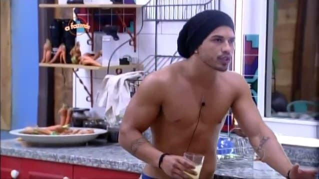 "A Fazenda 8": Douglas fica revoltado e tem ataque de ciúmes; assista