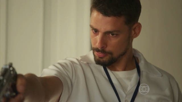 "A Regra do Jogo": Juliano pensa em ex, mas leva Belisa para a cama