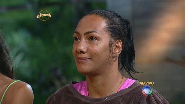 Carla Prata derrota Quelynah que é a sétima eliminada de "A Fazenda 8"