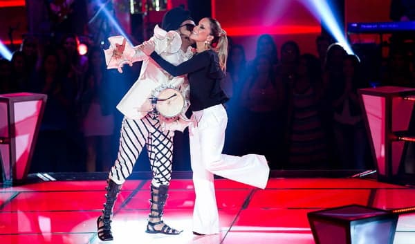 Carlinhos Brown dá cortada ao vivo em Claudia Leitte e clima fica tenso