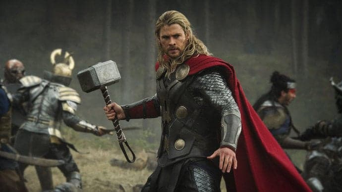 Chris Hemsworth, o Thor, choca fãs ao aparecer com visual irreconhecível