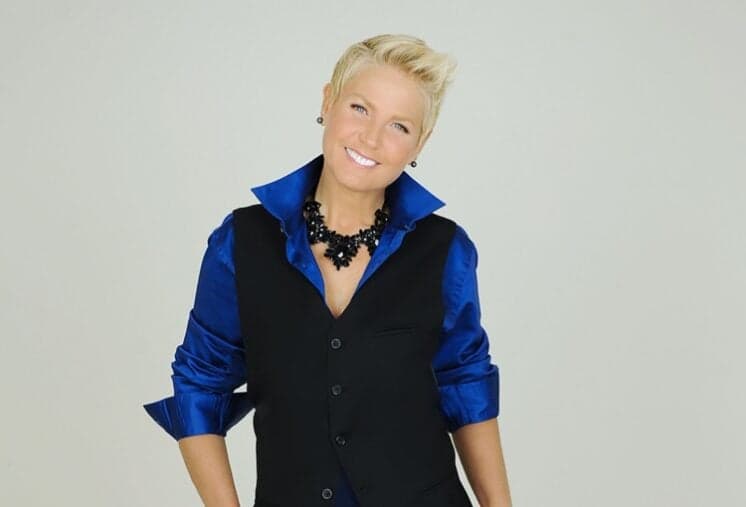Internauta revela que recuperou audição e Xuxa pede para cantar no ouvido