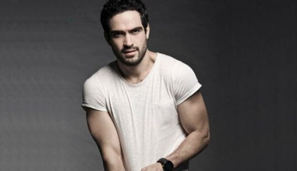 Ator Alfonso Herrera revela que virá ao Brasil para promover “Sense8”