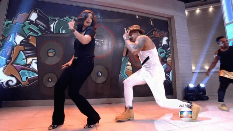 Fátima Bernardes cai no funk novamente no "Encontro"; Assista