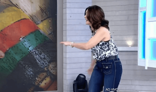 Fátima Bernardes joga capoeira com Rodrigo Simas e paga mico ao vivo