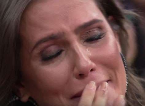 Grávida, Deborah Secco chora durante participação no "Altas Horas"