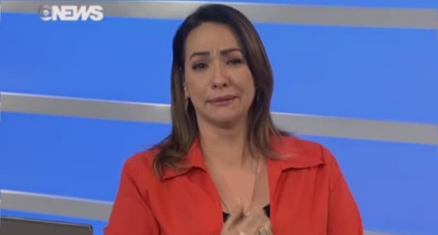 Apresentadora não segura emoção e cai no choro ao noticiar morte de jornalista