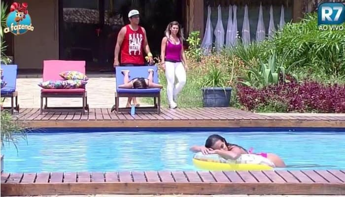 "A Fazenda 8": Minerato critica pose de Carla na piscina: "Isso porque é casada, imagina se fosse solteira"