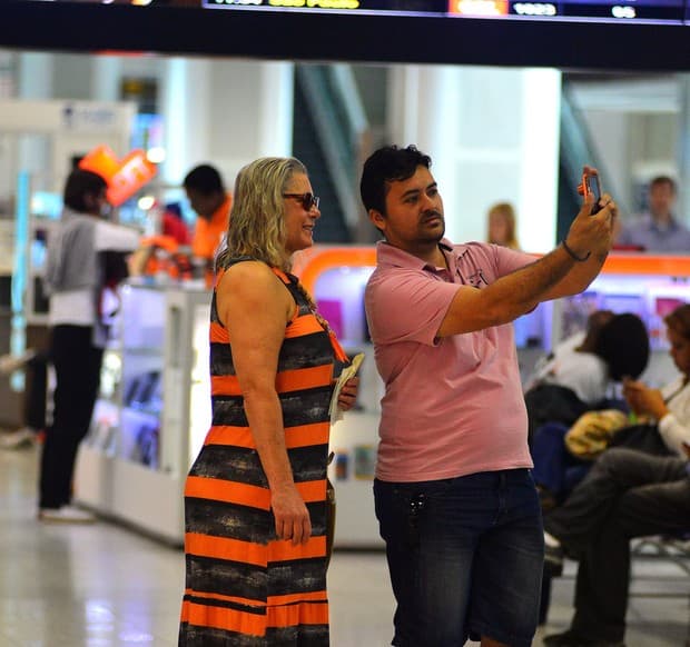 Vera Fischer surpreende ao aparecer sem maquiagem em aeroporto
