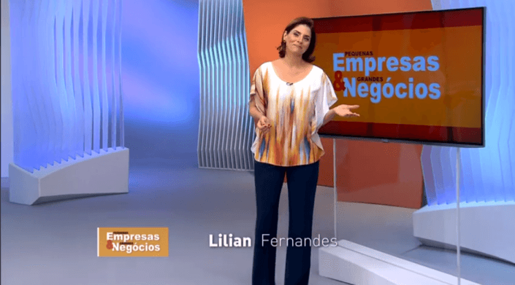 Apresentadora bate o pé e reclama do figurino da Globo