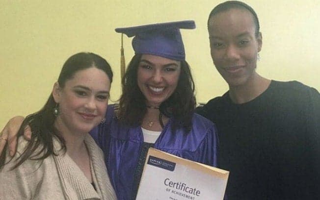 Isis Valverde conclui curso de inglês em Nova York e comemora